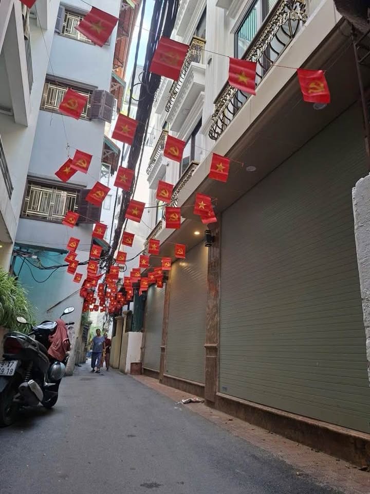 Ngôi nhà phố tọa lạc tại Âu Cơ, Tây Hồ, một vị trí đắc địa hiếm có