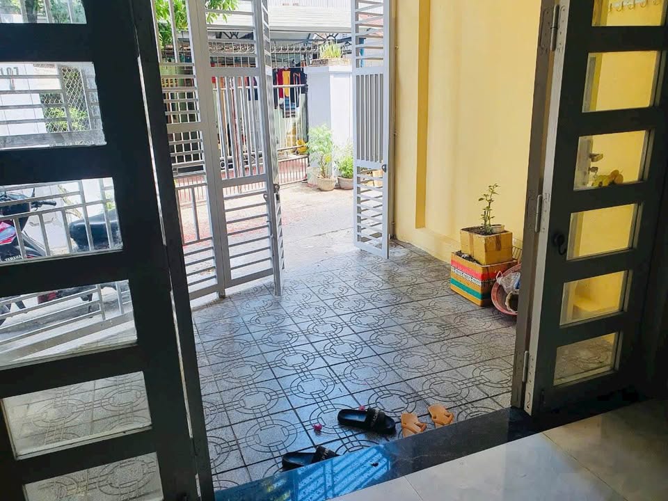 Nhà 2 tầng kiên cố, kiệt ô tô rộng thoáng Huế