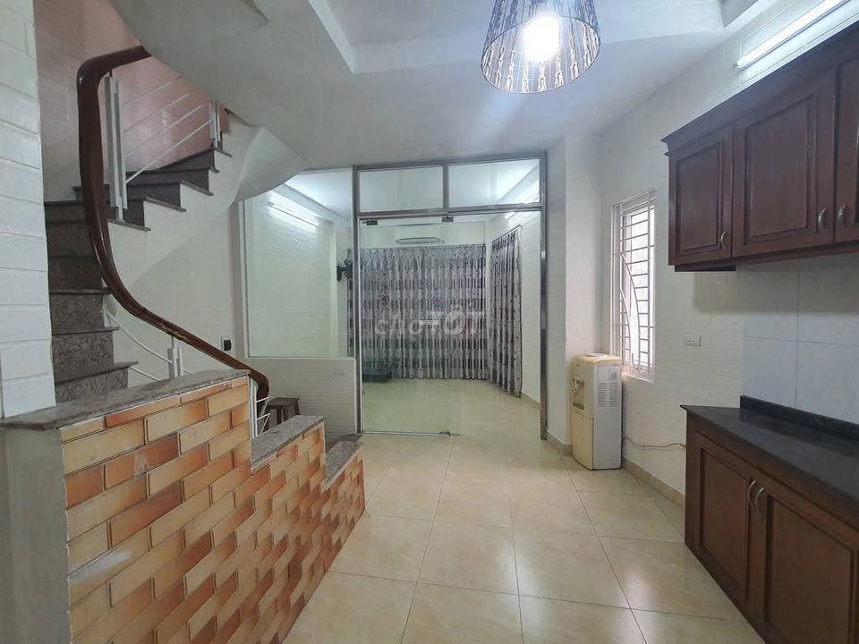 Cho thuê nhà nguyên căn phố Việt Hưng, Long Biên, ô tô đỗ cửa