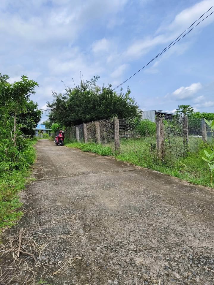 Đất 1,1 sào, mặt tiền bê tông, giá hời 600 triệu, chốt nhanh kẻo hết