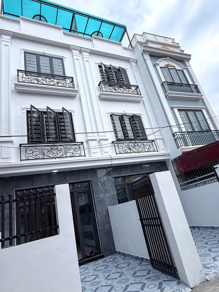 Nhà riêng 4 tầng độc lập, vừa xây xong với thiết kế hiện đại