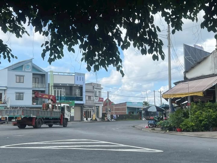 Siêu phẩm nhà 1 trệt 2 lầu đang chờ chủ mới tại Bến Tre, ngay đối diện chợ Hữu Định sầm uất