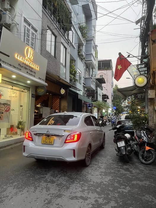 Nhà hẻm kinh doanh sầm uất, 20m2 nở hậu, 5 tỷ tại Quận 10