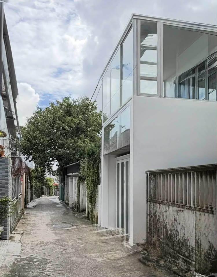 Nhà 2 tầng mới tinh, sân vườn thơm mát, kiệt ô tô rộng rãi tại Huế