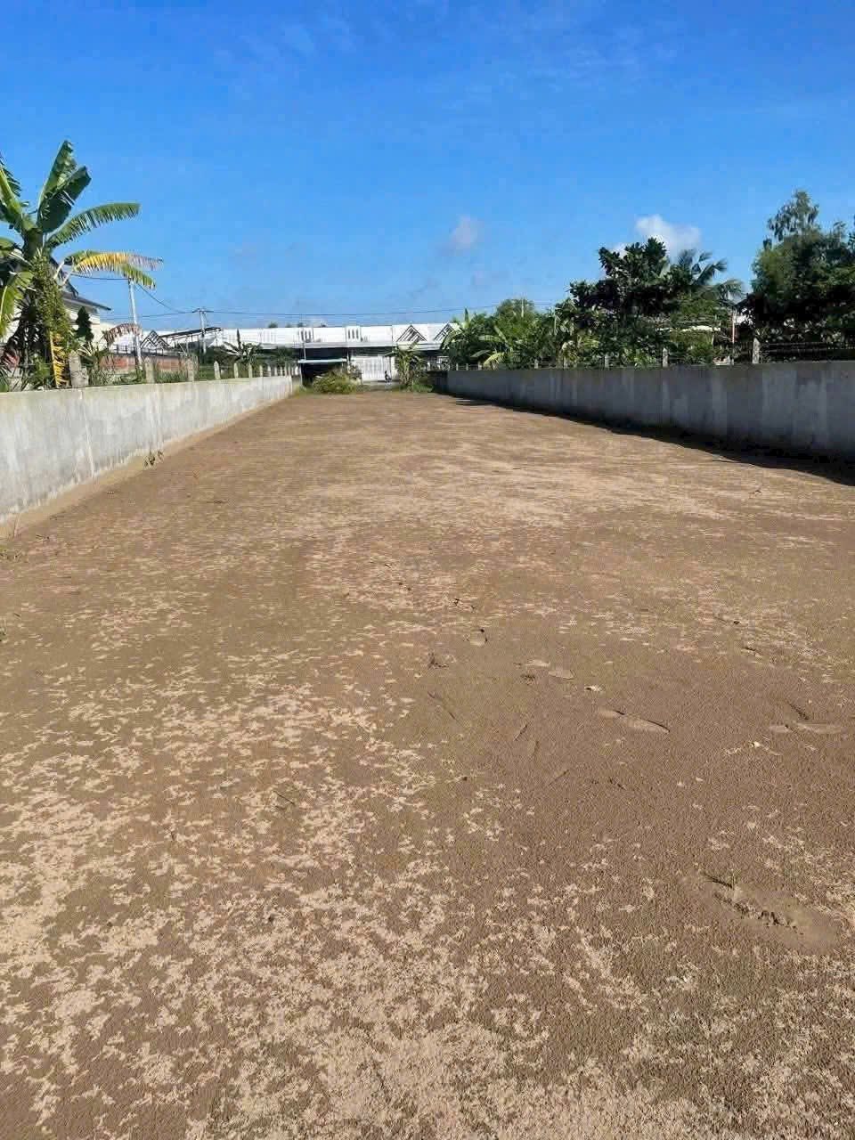 Cần bán nền đất vuông vắn, có hàng rào bao quanh, tọa lạc tại hẻm 68 Vườn Nhãn