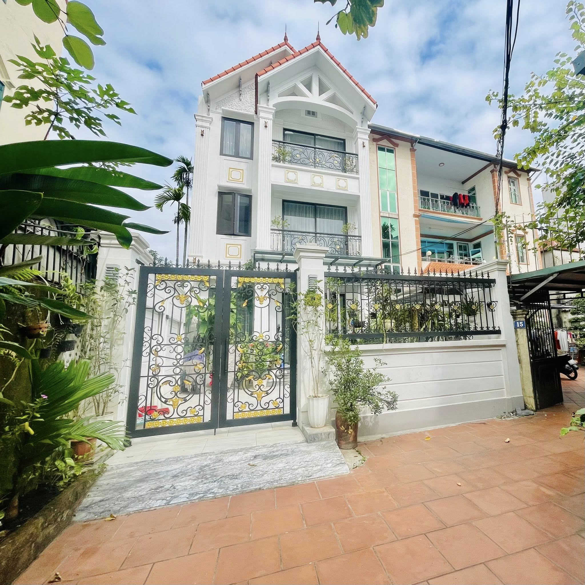 Biệt thự Long Biên full nội thất, sân vườn, thiết kế đẹp, gần Big C