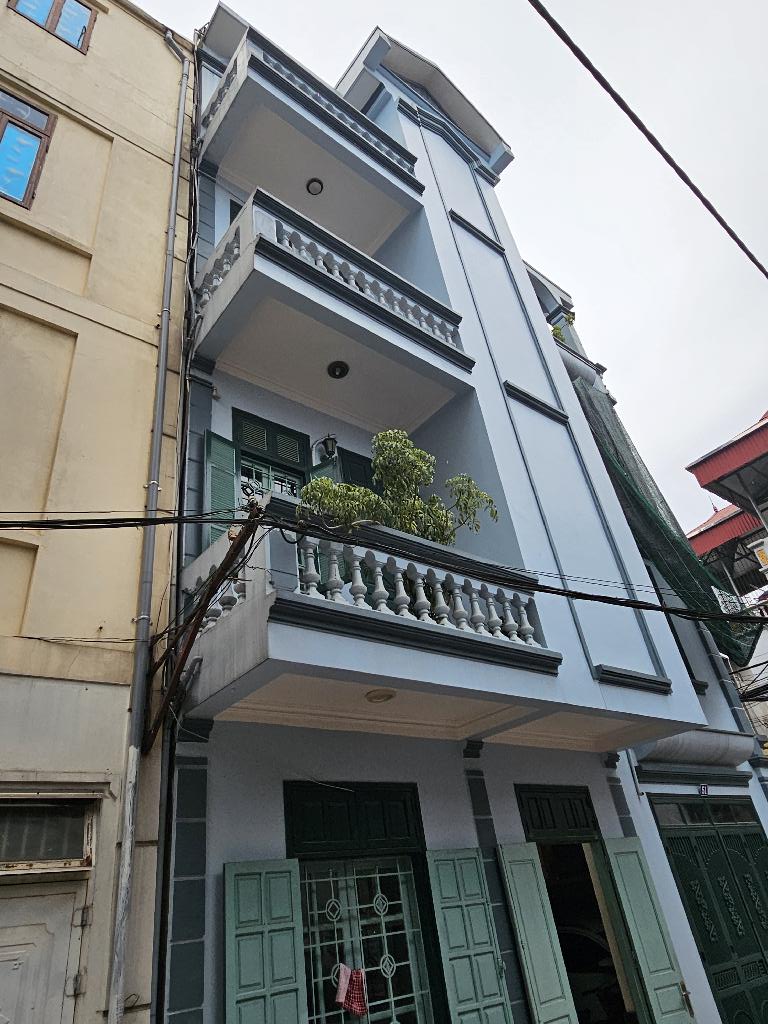 Nhà 4 tầng 2 mặt thoáng, sân để xe riêng tại Việt Hưng, Long Biên