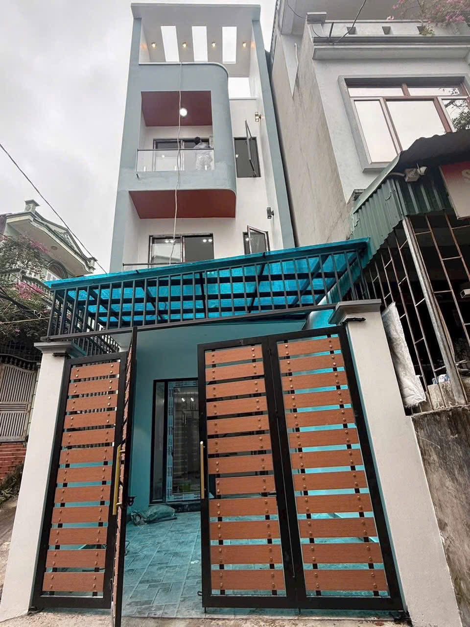 Chào bạn, chúng tôi xin giới thiệu căn nhà 3 tầng ô góc cực kỳ thoáng đãng tại ngõ 20 Cao Xanh, Hạ Long