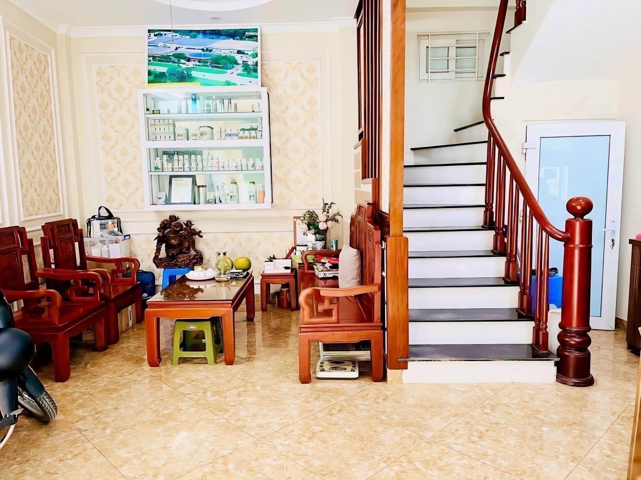 Nhà 36m², 3 phòng ngủ, Long Biên giá 6 tỷ, ngõ rộng thơm tho