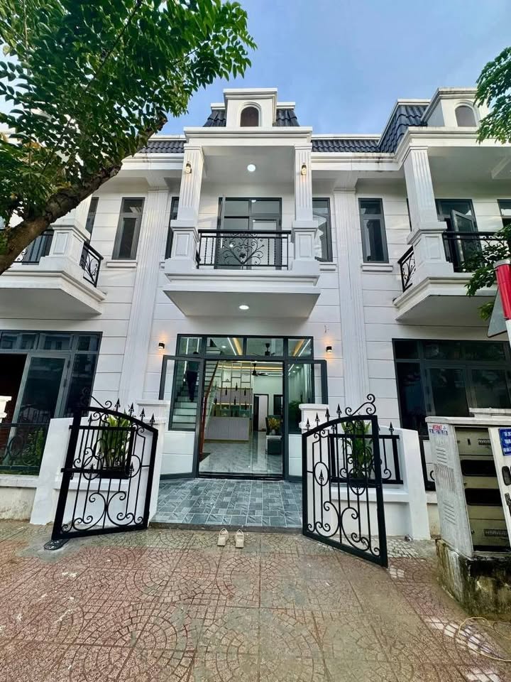 Siêu phẩm nhà phố vừa hoàn thiện xong, sổ hồng hoàn công đầy đủ