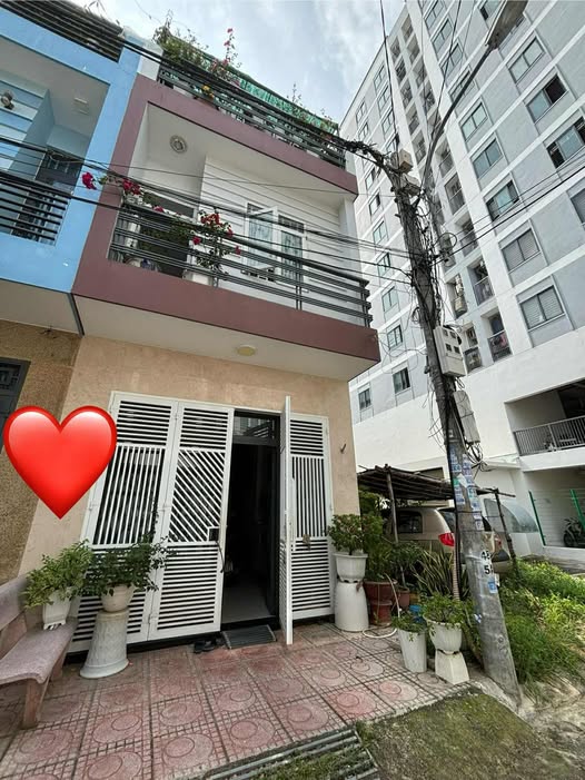 Nhà 3 tầng đẹp như mơ, sổ hồng chính chủ, giá 5,8 tỷ tại Nha Trang