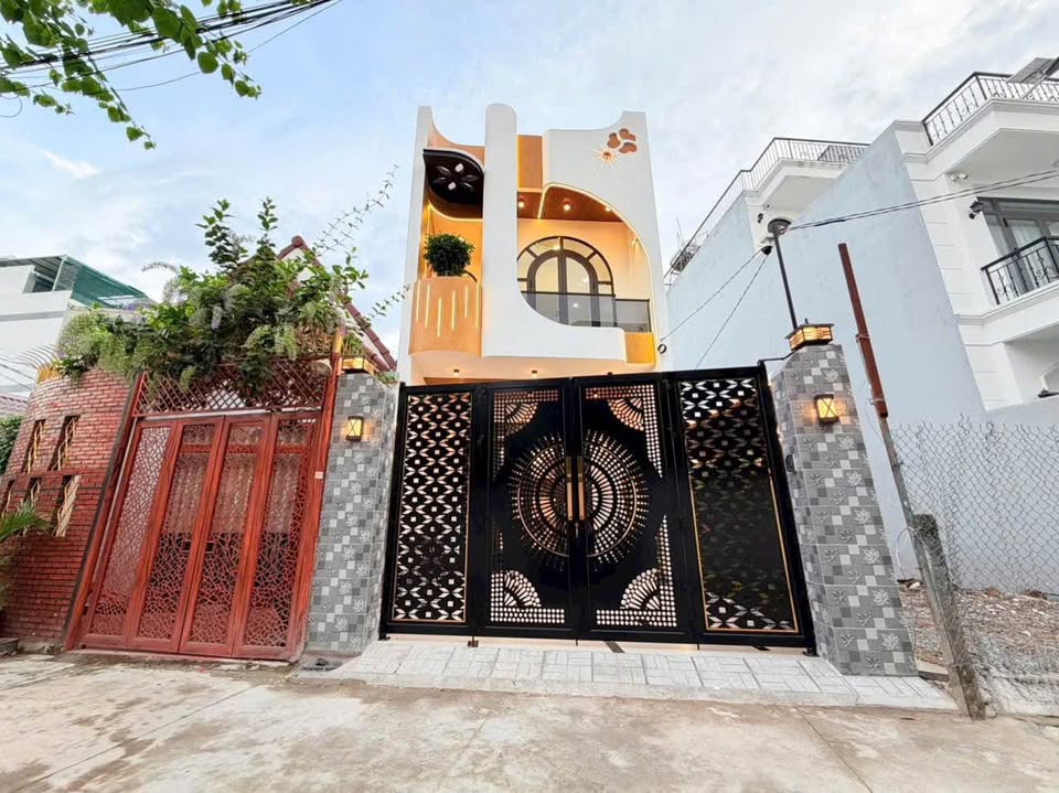 Nhà 1 trệt 1 lầu sân đậu ô tô, 3 phòng ngủ, hướng bắc, gần đường Hoàng Việt