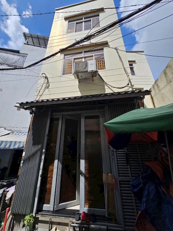 Nhà xinh xắn, nở hậu nhẹ nhàng, tọa lạc tại đường Ba Đình, phường 8, quận 8, thành phố Hồ Chí Minh