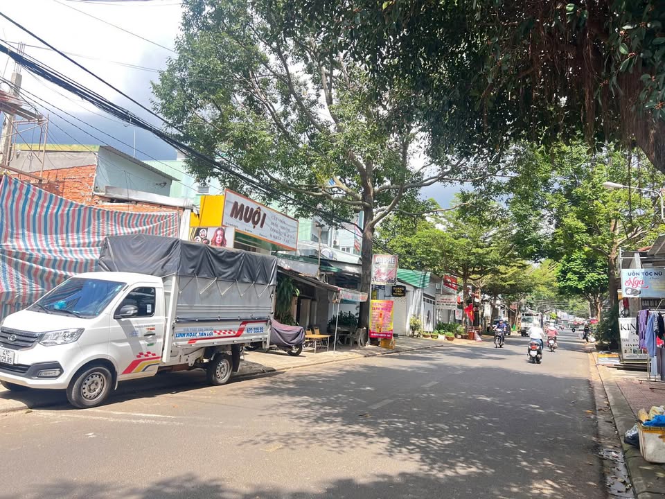 Siêu phẩm nhà mặt tiền đường Nguyễn Khuyến, vị trí đắc địa không thể chê vào đâu được