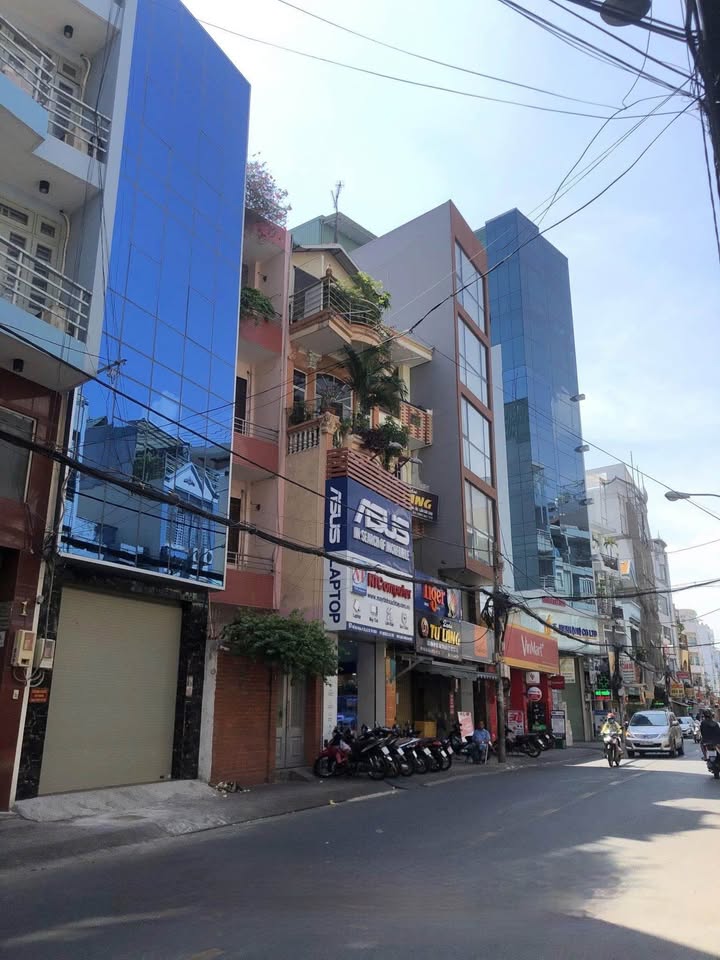 Nguyên căn mặt tiền đường Hồ Bá Kiện, phường 15, Quận 10 đang chờ bạn
