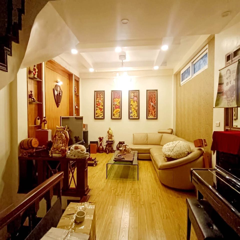 Nhà đẹp nằm tại vị trí đắc địa thuộc khu dân trí cao, an ninh tốt và yên tĩnh tại trung tâm quận Ba Đình