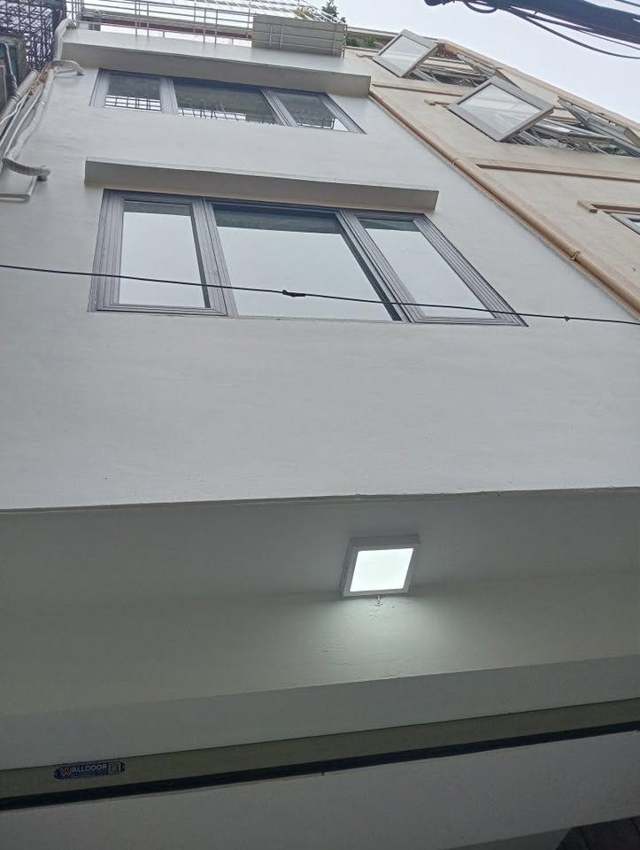 Tọa lạc tại trung tâm Nguyễn Sơn sầm uất, ngôi nhà 5 tầng