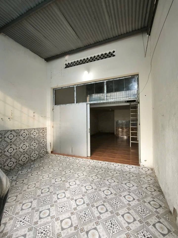 Chào bạn, chúng tôi đang có một căn nhà gác lửng xinh xắn với diện tích 4m x 12m