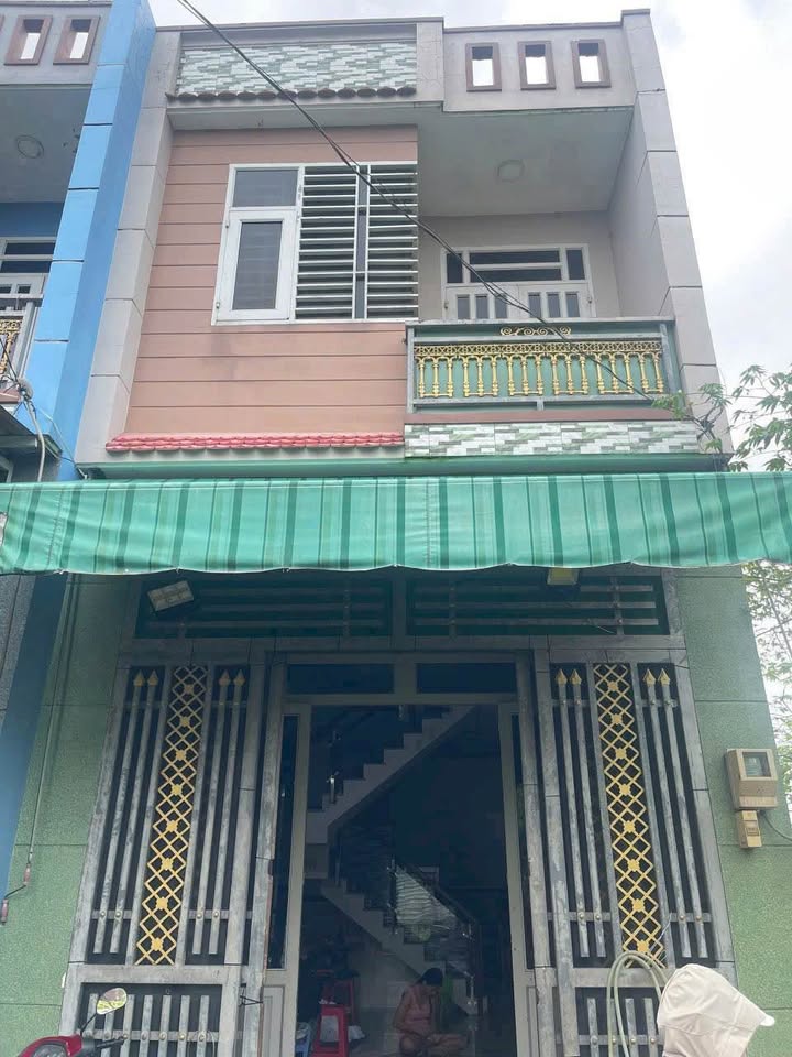 Nhà bán có diện tích 4m x 12m, gồm 2 phòng ngủ và 2 nhà vệ sinh, có lầu suốt