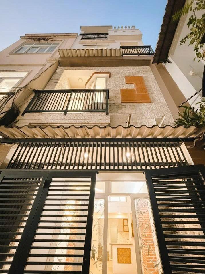 Siêu phẩm nhà 4 tầng mới đẹp, diện tích gần 40m2, có 4 phòng ngủ, sẵn sàng đón chủ mới