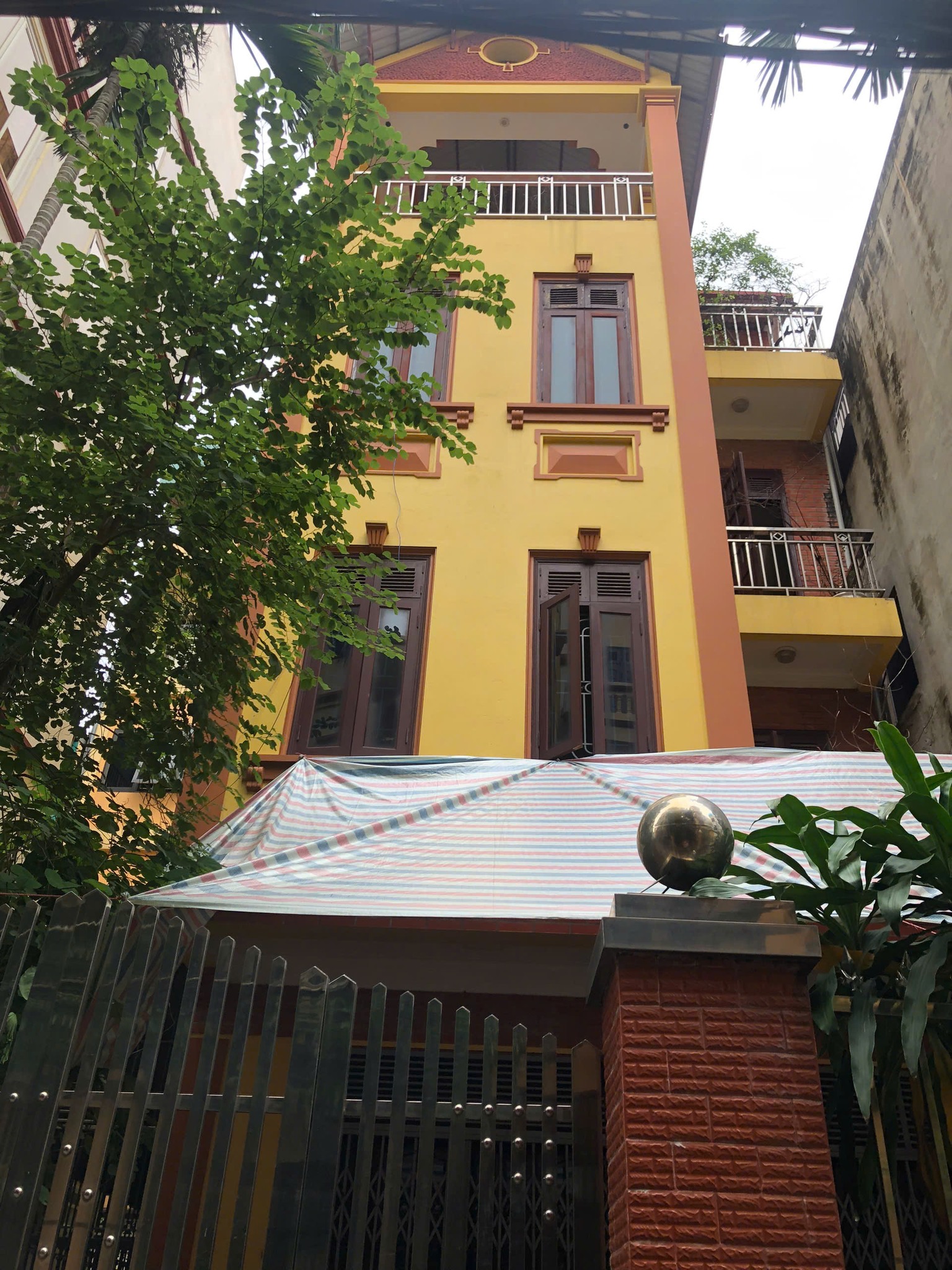 Nhà lô góc 4 tầng 115m2 tại Phú Diễn, Nam Từ Liêm, sân riêng, gần ô tô tránh