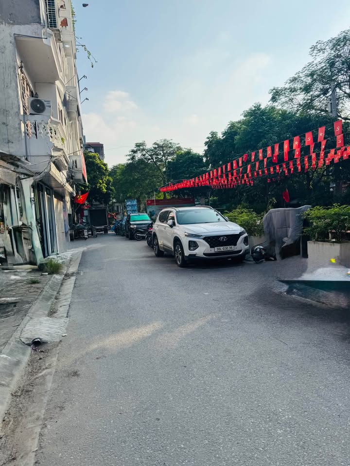 Nhà mặt ngõ ô tô tránh Đội Cấn, thang máy 6 tầng, kinh doanh siêu đỉnh