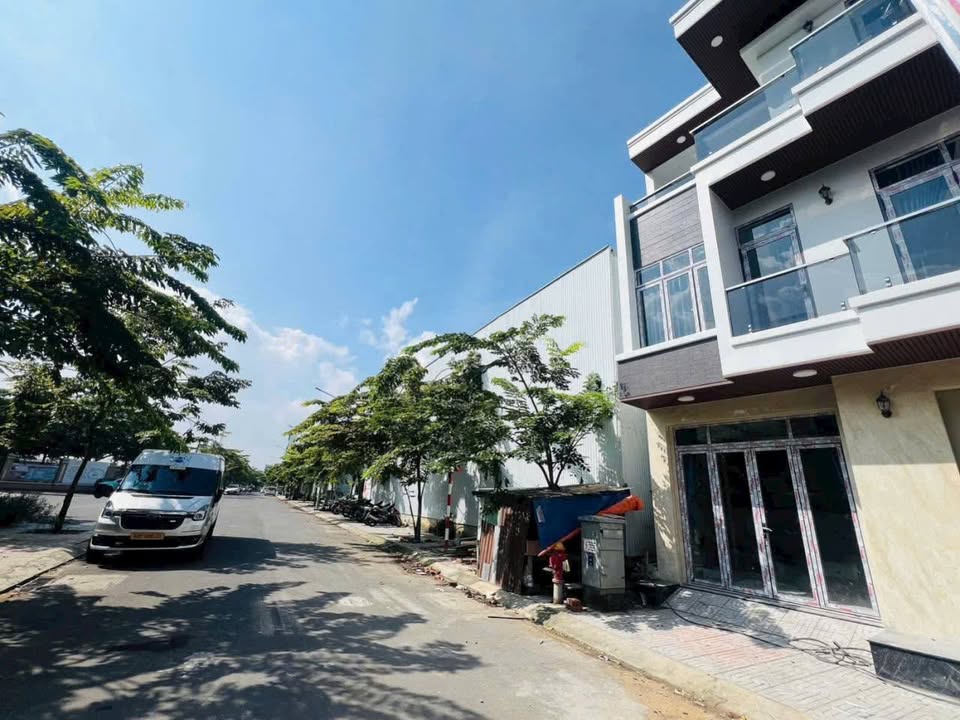 Nhà 3 tầng xinh xắn, 5 phòng ngủ, gần Vincom Biên Hòa, sẵn sổ hồng