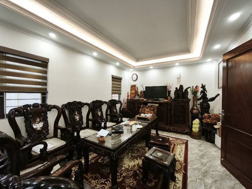 Nhà 5 tầng lô góc, ô tô tránh, gần Big C Long Biên - Giá hời như mơ