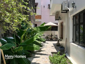 Chào bạn, chúng tôi đang có một căn shophouse tầng trệt biệt thự sân vườn cho thuê cực kỳ hấp dẫn tại mặt tiền đường số