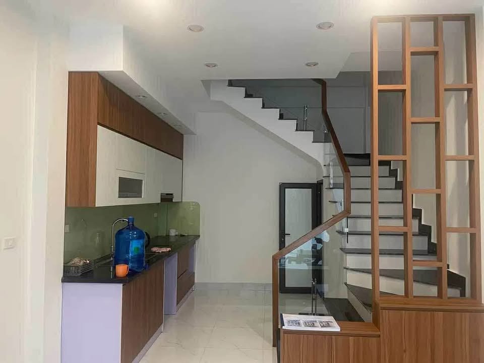 Nhà đẹp Tây Hồ, Lạc Long Quân, 61m2, 5 tầng, chỉ 11,5 tỷ