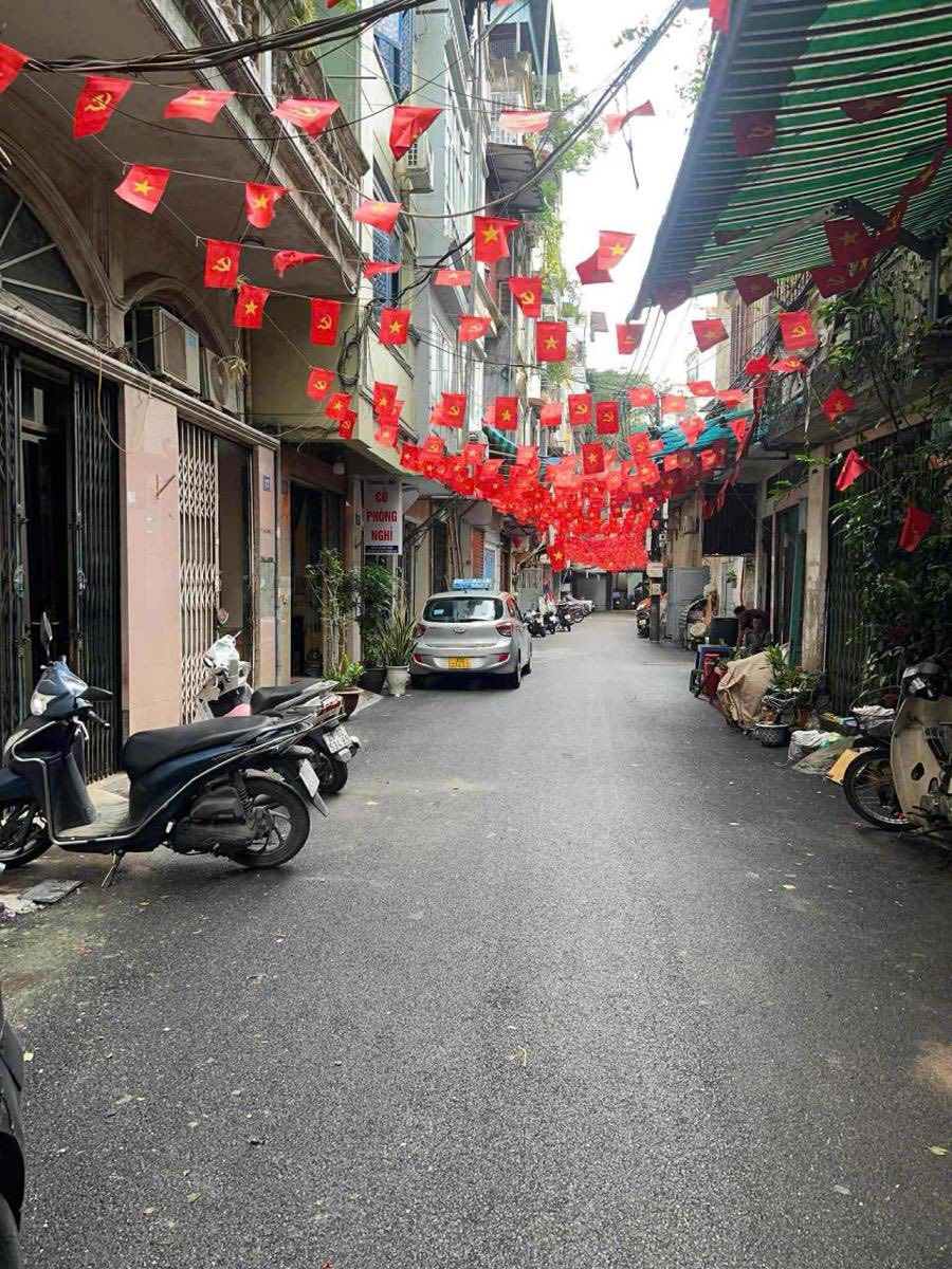 Nhà nằm tại mặt ngõ phân lô ô tô, thuộc khu vực Hồng Hà, quận Hoàn Kiếm, thành phố Hà