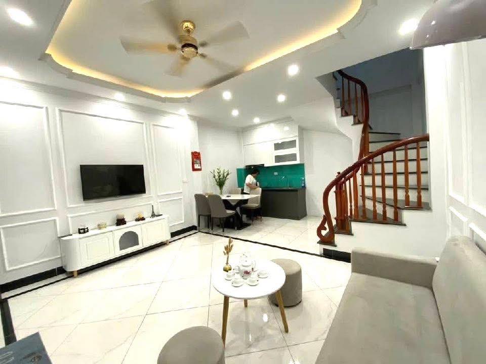 Nhà dân xây kiên cố, 5 tầng, diện tích 36m2, nằm cách công viên Hòa Bình chỉ 5 phút di chuyển