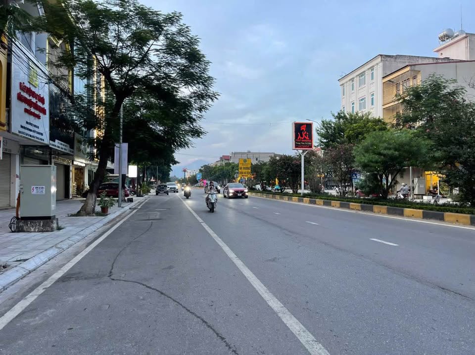 Bán nhà 4 tầng mặt tiền 5,5m, 115m2, kinh doanh sầm uất tại khu đô thị Chùa Hà Tiên, Vĩnh Yên