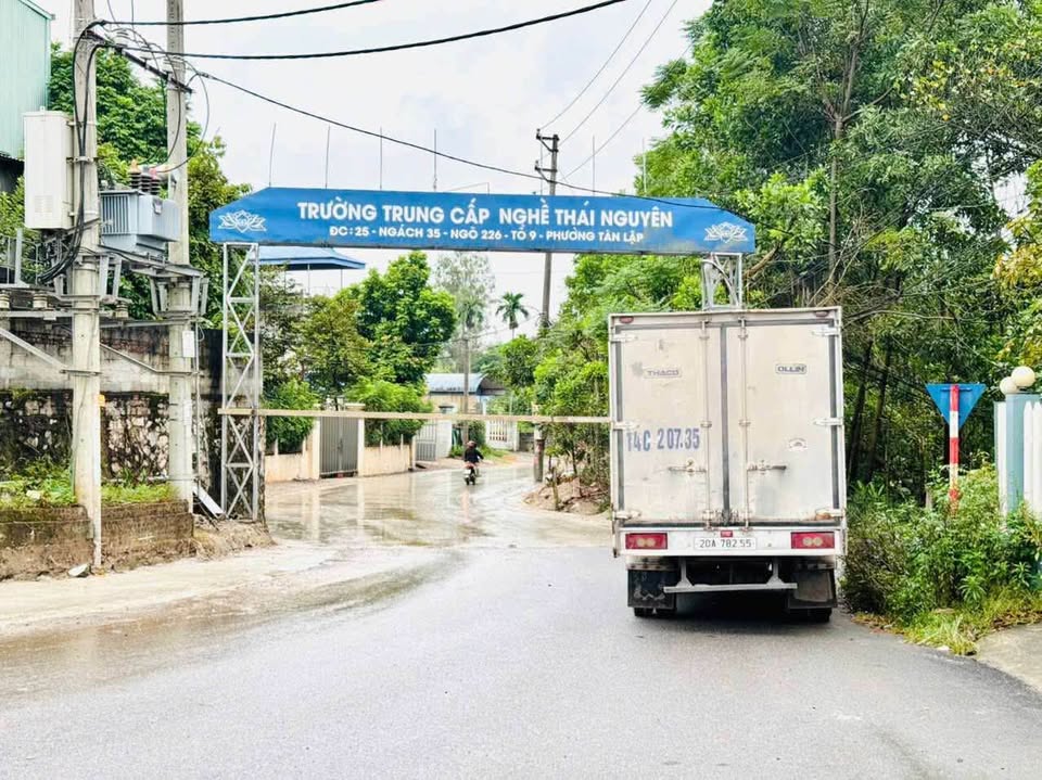 Đất vàng ngay cổng Trường Nghề xây nhà cao ráo, giá hời