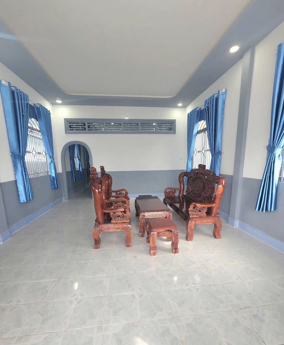 Nhà 1 trệt 1 lầu Bến Tre, 350m2 mặt tiền đường lộ, sân đậu 4 xe hơi