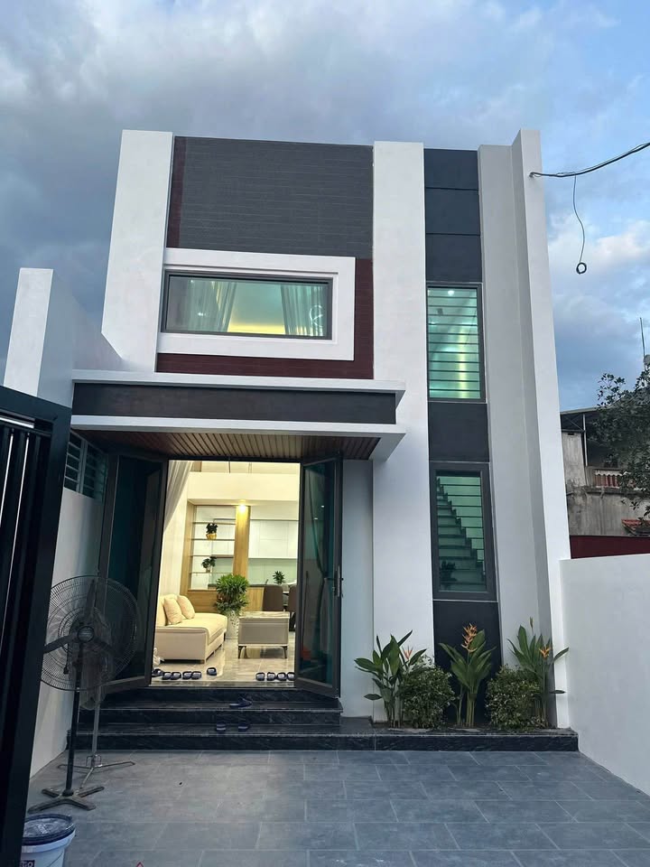 Nhà 2 tầng mới cứng, 3 ngủ, sân ô tô, Vĩnh Yên - Giá hời như mơ