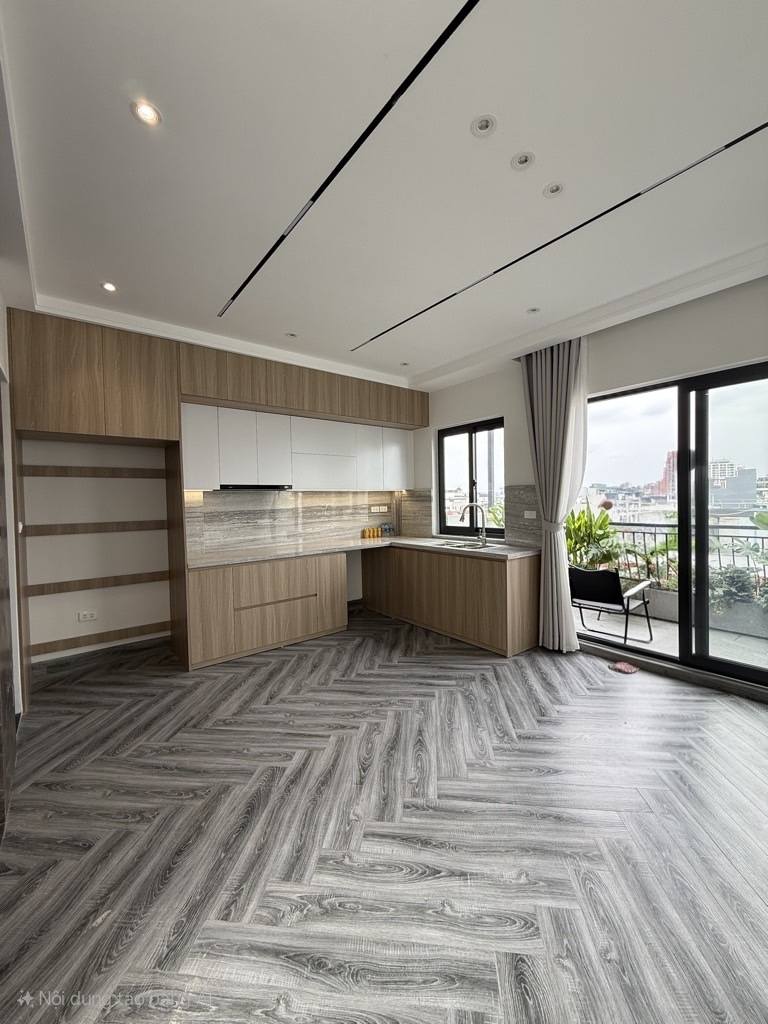 Nhà 6 tầng thang máy phố Trạm đón noel sang chảnh, ô tô đỗ cửa, đối diện Aeon Mall