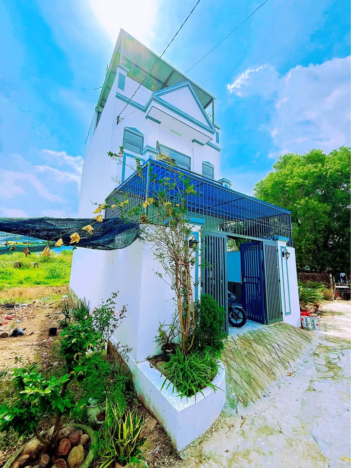 Bán nhà 3 tầng đẹp, 66.7m2, 2.7 tỷ, gần chợ Vĩnh Trung, Nha Trang