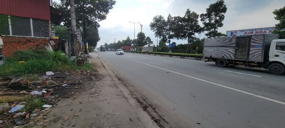 Kho xưởng bề thế, mặt tiền rộng 9m, sổ đỏ 240m² tại Thủ Dầu Một