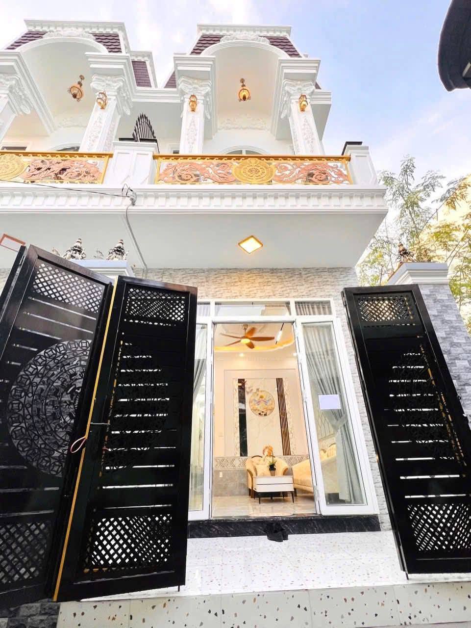 Nhà xây mới đủ nội thất, hẻm xe hơi, sổ hồng xịn xò giá hời