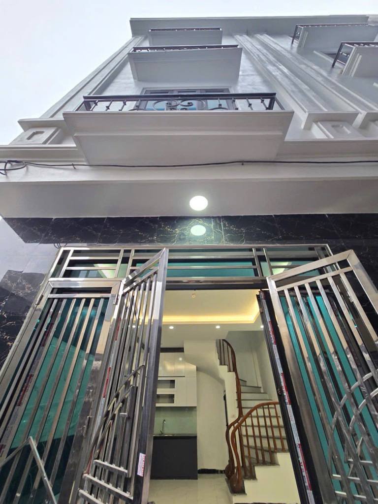 Nhà 5 tầng 'nhỏ mà có võ' ở Hà Đông, sổ đỏ sẵn sàng, giá 'hời'!