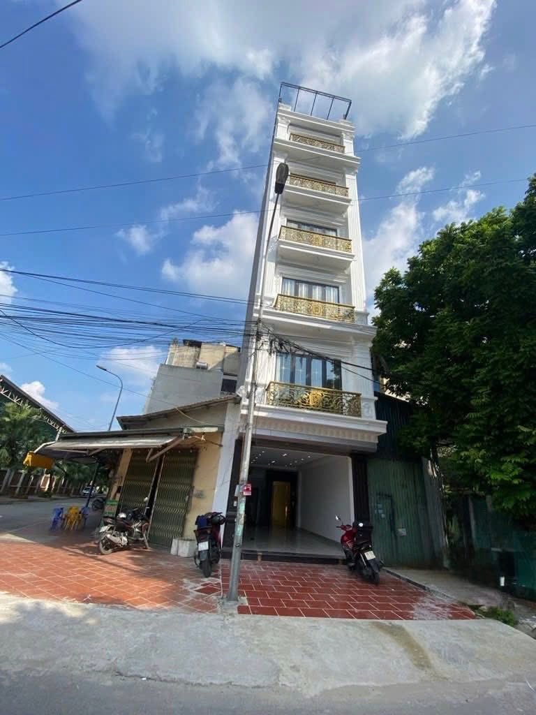 Tọa lạc tại La Khê, Hà Đông, Hà Nội, ngôi nhà phân lô 7 tầng với diện tích 50m²