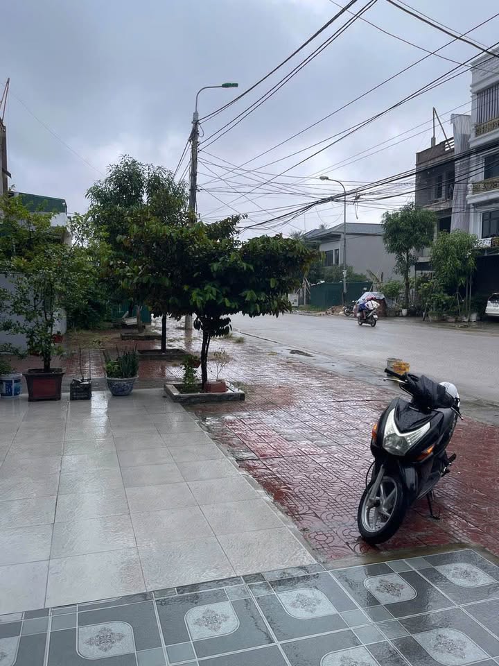 Nhà trục chính kinh doanh sầm uất 100m2, hướng Đông Nam