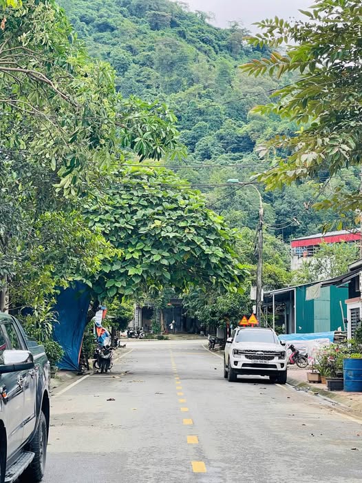 Đất Cốc San, Lào Cai, 100m2, hướng Đông , sổ đỏ cất két, đối diện UBND xã