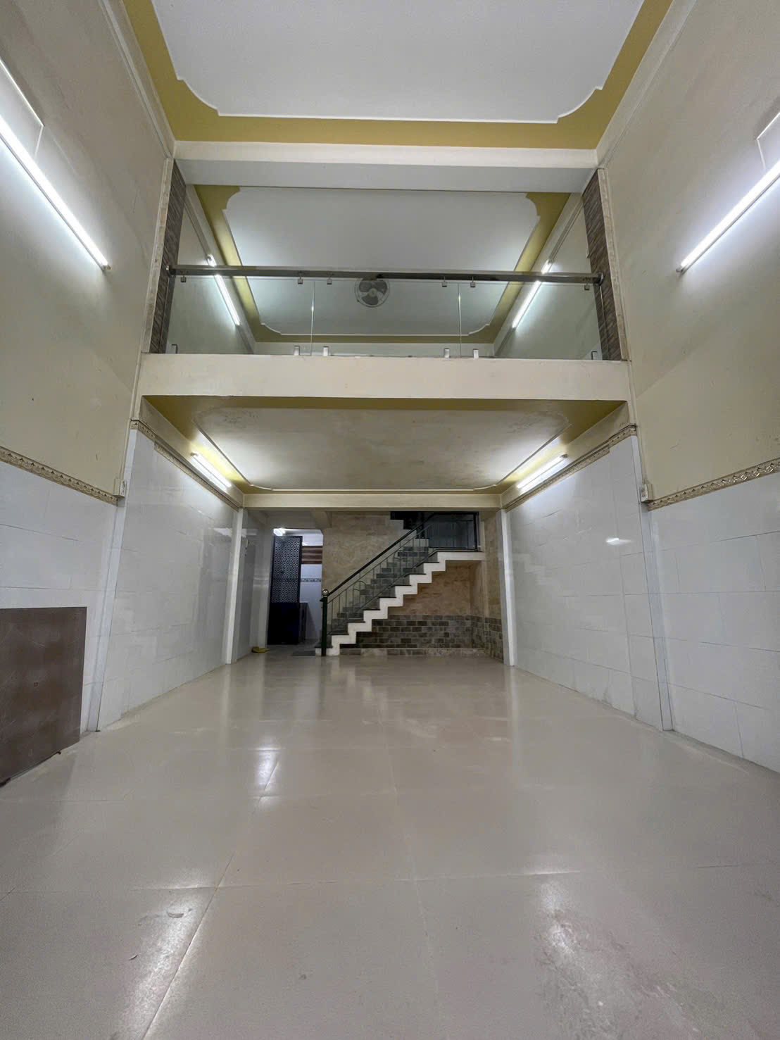 Nhà 1 trệt 1 lửng 1 lầu ngay chợ Long Xuyên giá cực hời