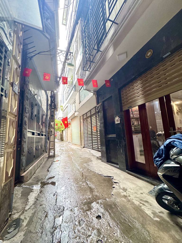 Cầu Giấy - Nhà đẹp ngõ thông, vài bước chân ra phố, diện tích 46m2, mặt tiền 4.5m, giá 12 tỷ