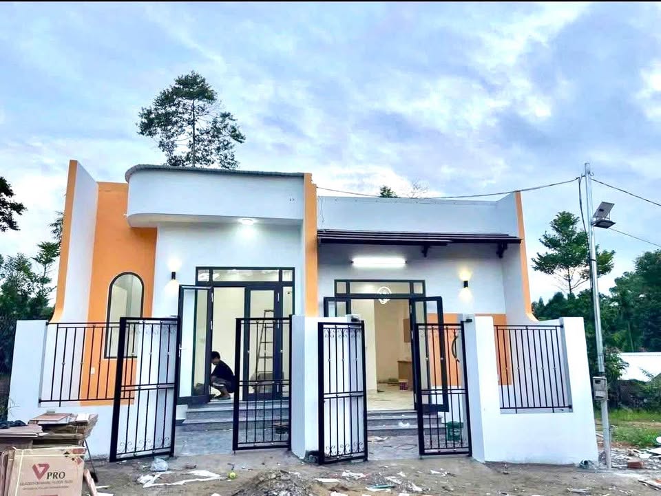 Bán gấp 2 căn nhà mới xây liền kề, kiên cố, hẻm ô tô tránh nhau tại phường An Cựu, thành phố Huế