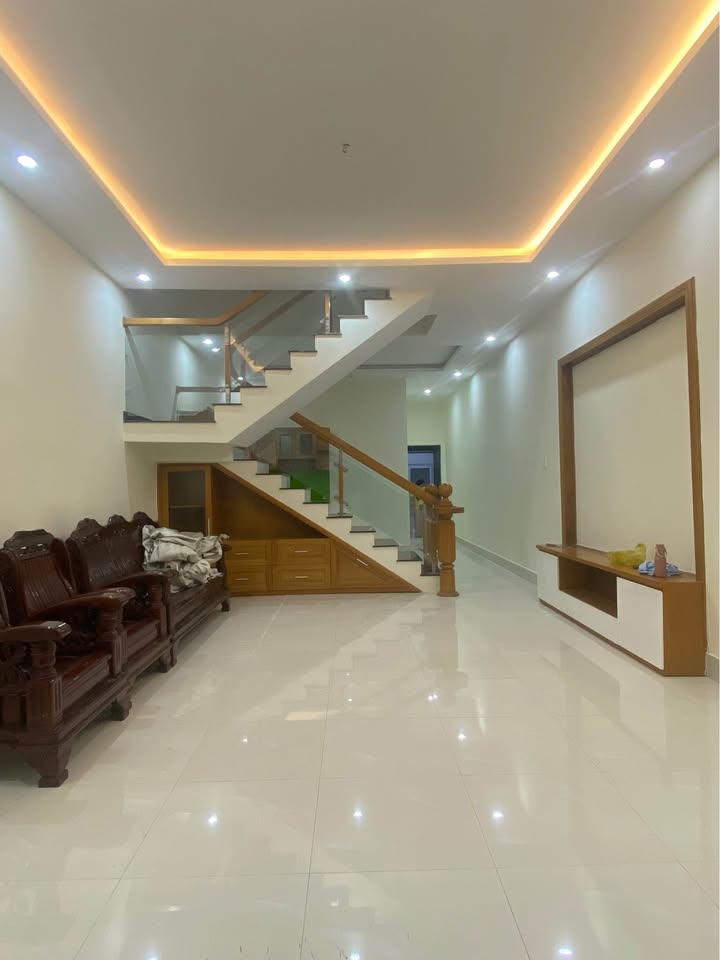 Nhà đẹp hiện đại 100m2 đường Bờ Kênh, Vũng Tàu - Sân đậu xe 9 chỗ