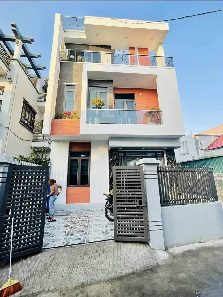 Nhà 3 tầng góc Cẩm Trung 71,5m2, 2 mặt tiền, giá 3,4 tỷ về đón Tết thôi