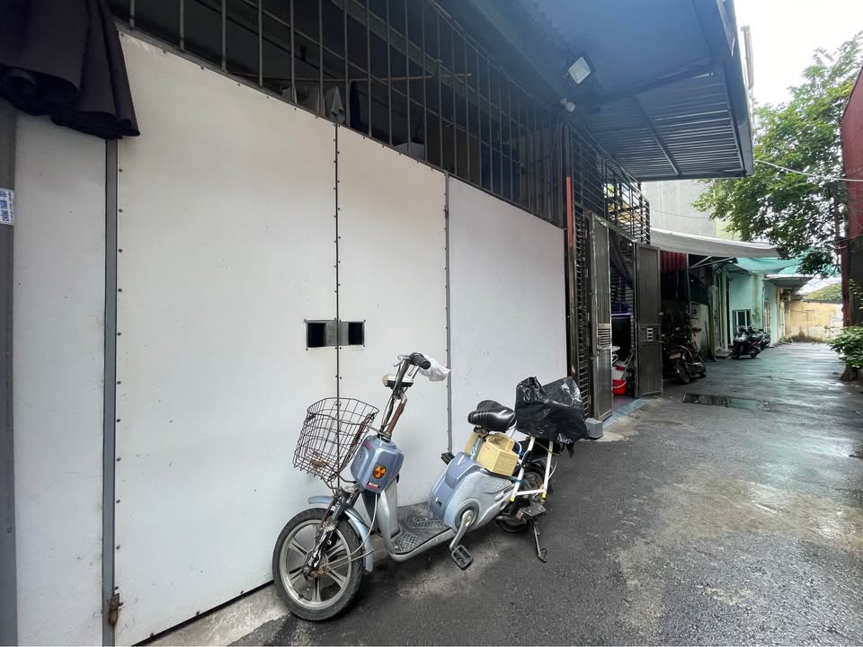 Bán đất tặng nhà cấp 4, ngõ ô tô đỗ cửa, vài bước chân ra mặt đường Trường Chinh